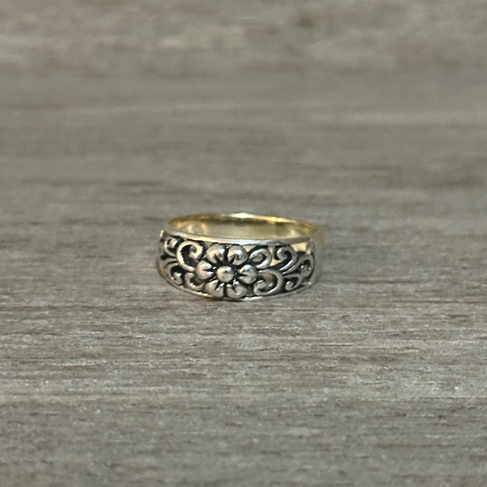 Elegant Silver Floral Ring